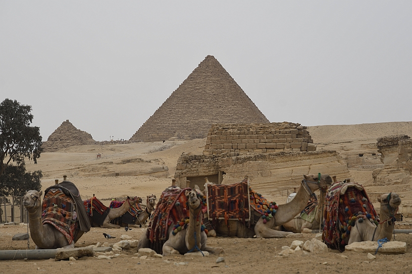 22 MAK_6748.jpg - La piramide è circondata da altre sepolture minori.